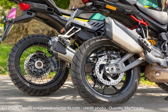 Les freins arrière des Moto Guzzi Stelvio vs Ducati Multistrada V2