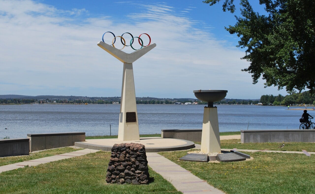 Monument aux anneaux olympiques et vasque au bord du lac Wendouree à Ballarat, en Australie